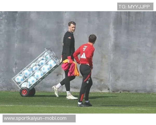 乌尔比希表达对诺伊尔的关心期待他早日康复重返赛场